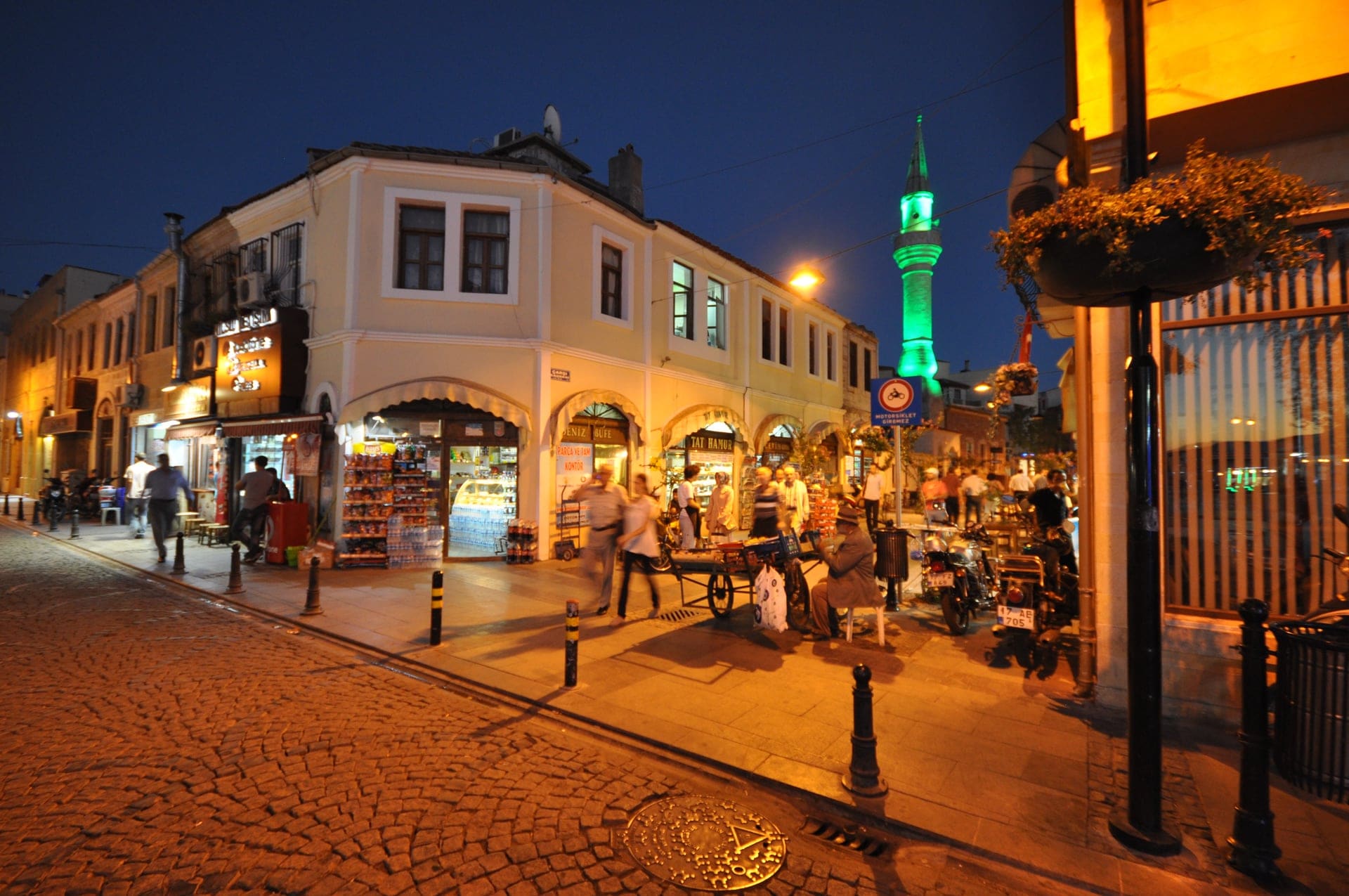 Çanakkale merkezinde akşam saatlerinde canlı sokak atmosferi